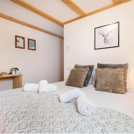 Yeti Lodge Rooms-3